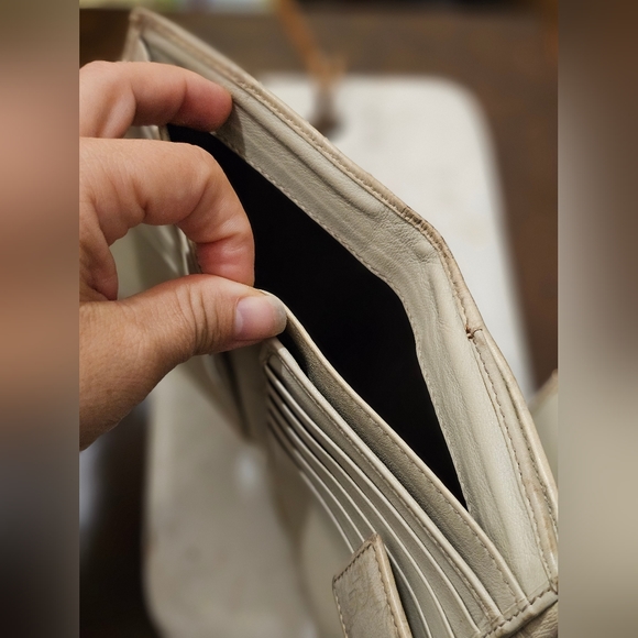 Authentic Gucci wallet with bow - Picture 2 of 13